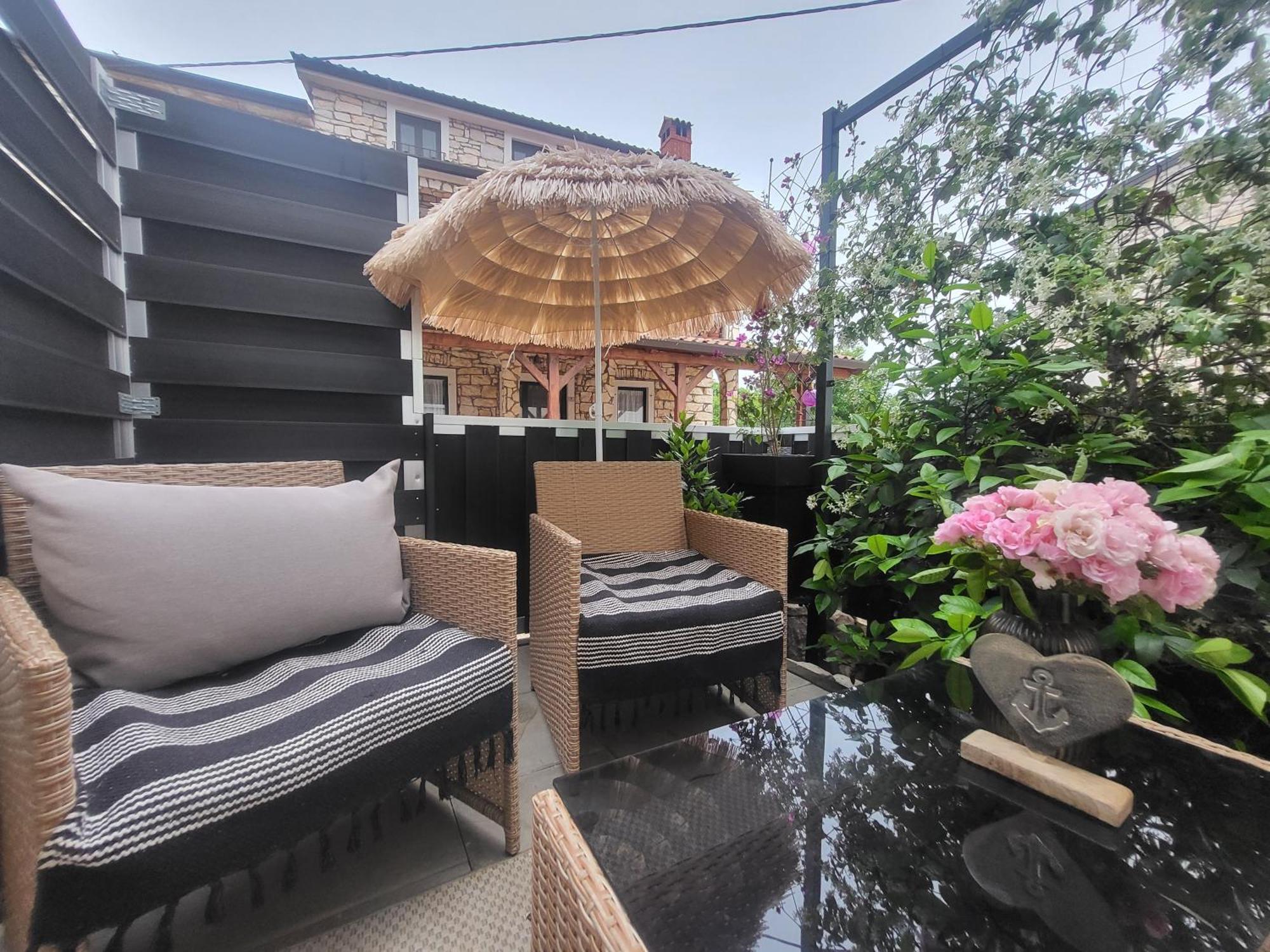 Villa Amore Radini Istrian Romantic Studio With Private Parking And Terrace Brtonigla Exterior foto